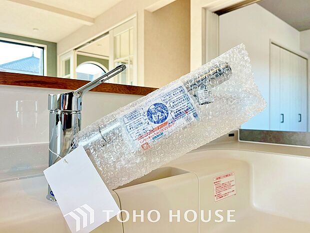 ワンタッチで浄水と原水と切り替えできる、見た目にもスマートな浄水器一体型の水栓。