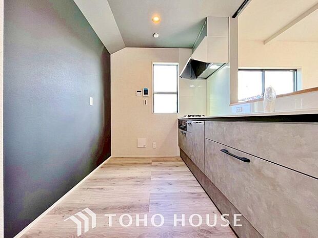 システムキッチンの収納は上から中が見やすいスライド式収納。少しの力で開閉出来て整理整頓出来ます。