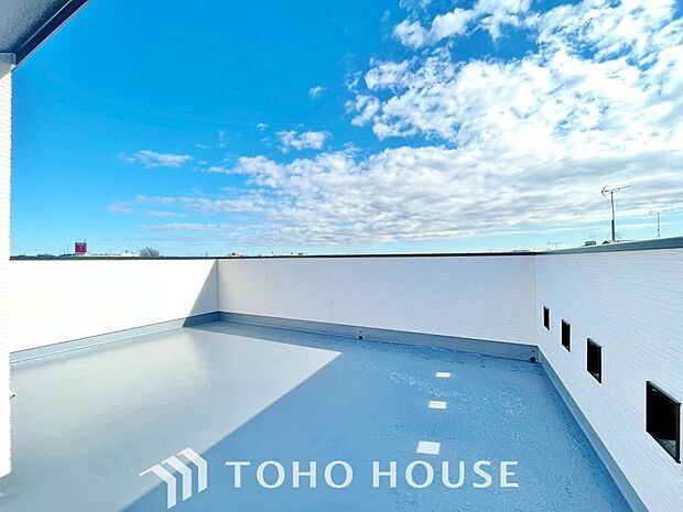 スカイバルコニーはバーベキューやガーデニングも楽しめる快適空間。夜は星空を眺めながら過ごすのも。