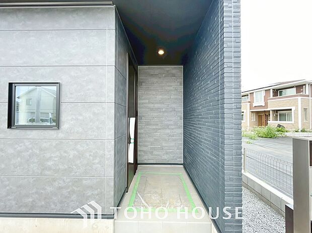 毎日みんなを見送り、そして迎え入れる場所だから。帰りたくなる家をテーマに設計した、自慢の玄関です。