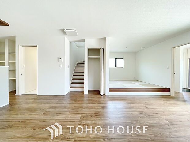 玄関から個室までの間に必ずリビングを通る為、帰宅時や外出時に家族と顔を合わせやすいリビング階段を完備