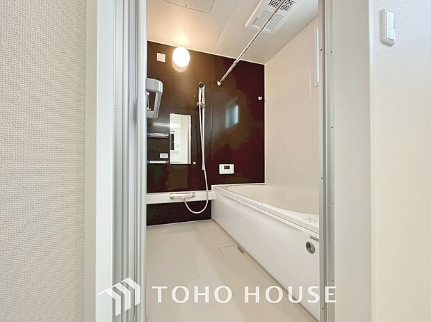 一日の疲れを癒すための心地よいバスタイムを演出する浴室はゆとりあるサイズを採用。