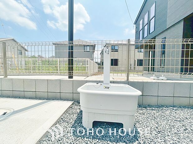 洗車の手入れや外回りのお掃除の際など、あると便利な外に立水栓がございます。