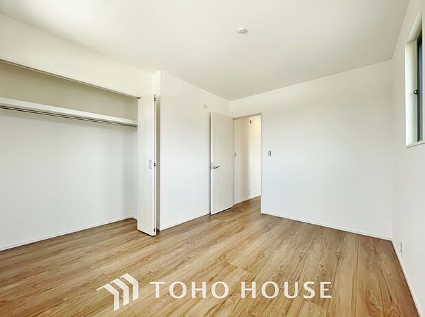 明るい色の木目の温かみのあるのフローリングと、白いクロスが光を反射して更なる採光を生みます。