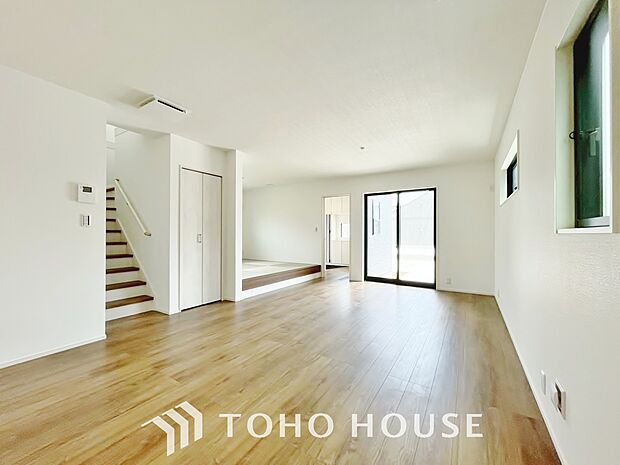 通風と採光を考慮したリビングは地域の鼓動を感じながらお寛ぎ頂くことが可能です。