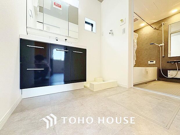 お家の中でも特にプライベートスペースとなる洗面所は、洗濯場所と浴室を同じ空間でまとめております。