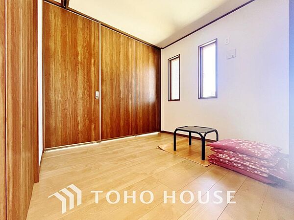 シンプルなお部屋は家具やファブリックが合わせやすいです。季節毎に模様替えをするのもいいですね。