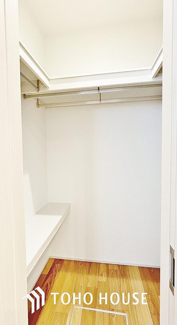 ウォークインクローゼットは洋服だけでなく、帽子や鞄などの小物もまとめて収納できるのが嬉しいですよね。