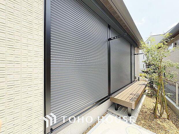 防犯機能のシャッターを完備しております。寒い冬でも中から開閉が可能ですのでラクラクな所も便利です。