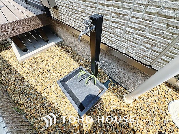 洗車の手入れや外回りのお掃除の際など、あると便利な外に立水栓がございます。