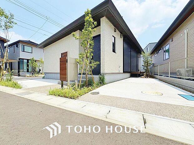 周辺環境とのコラボレーションにより明るく開放的な空間を演出しております。