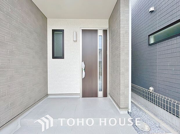 毎日みんなを見送り、そして迎え入れる場所だから。帰りたくなる家をテーマに設計した、自慢の玄関です。