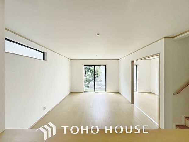 光が注がれる青い空から鮮やかに赤色にゆっくりと染まる。そんな優しい時間がここでは流れてゆく。