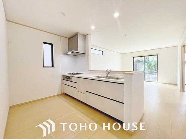 キッチンは、リビングで寛ぐ家族や小さなお子様を見守りながら料理が出来る対面式の温もり設計。