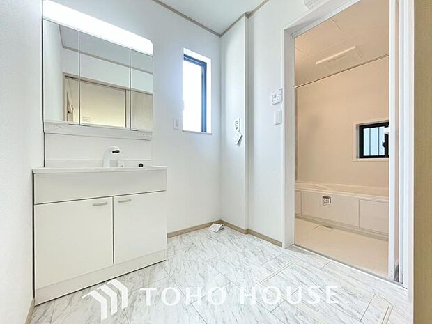 身だしなみのチェックがしやすい大きな鏡、下には収納がたっぷり。スッキリとした空間を演出いたします。