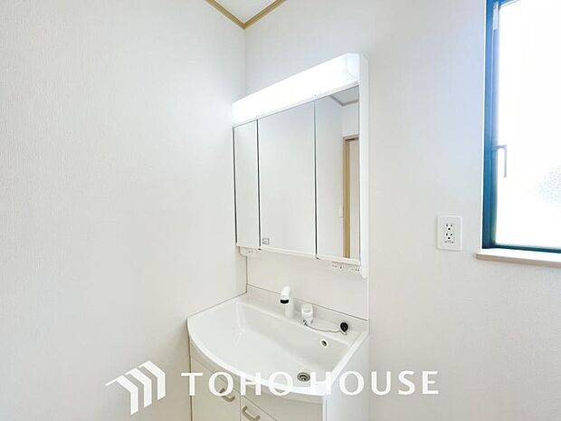 シンプルだからこそ使いやすい。スタンダードなデザインの洗面ボウルは清潔感あるオフホワイトです。