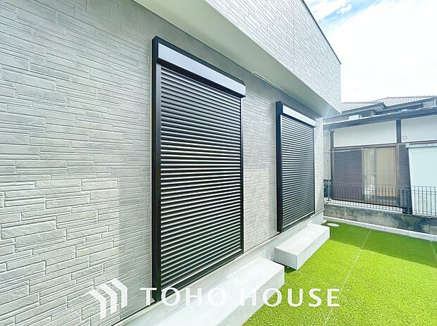 防犯機能のシャッターを完備しております。女性のチカラでも開閉が可能ですのでラクラクな所も便利です。