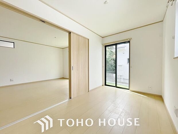 2WAY利用ができるリビング隣接の洋室。スライドドアを開け放し大型リビングとしてもお使いいただけます。