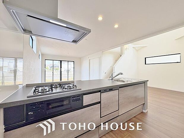 広々スペースのキッチンは使い勝手も考えられた設計。収納にも困らず調理器具もスッキリ片づけられます。