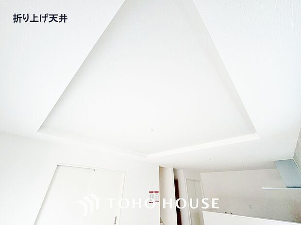 折り上げ天井にすると、天井が高くなることはもちろんおしゃれでより広い空間に!