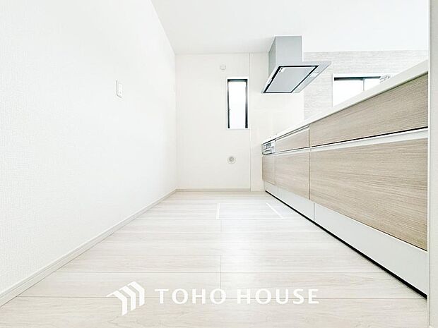 作業しやすいゆとりあるシステムキッチン。シンプルな配色で飽きずに使い続けることができます。