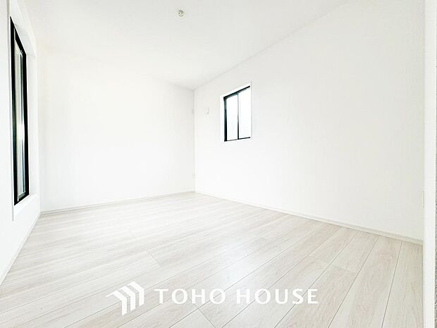 シンプルなお部屋は家具やファブリックが合わせやすいです。季節毎に模様替えをするのもいいですね。