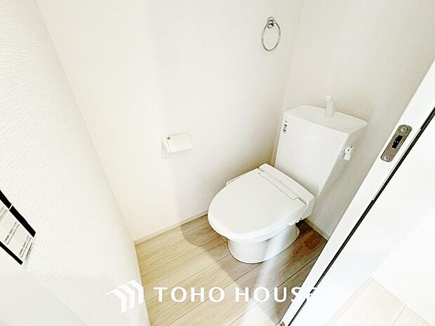 お掃除もラクラクな節水型トイレを設置しております。