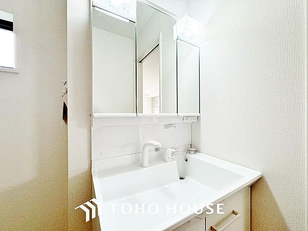 身だしなみのチェックがしやすい大きな鏡、下には収納がたっぷり。スッキリとした空間を演出いたします。