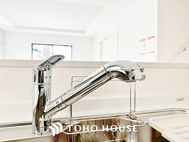 ワンタッチで浄水と原水と切り替えできる、見た目にもスマートな浄水器一体型の水栓。