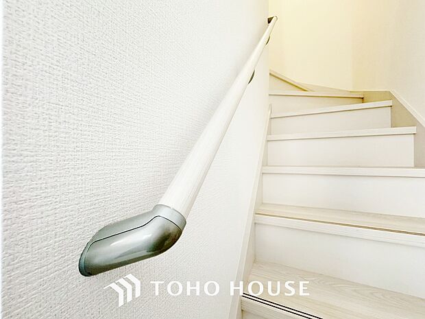 階段に手すりがついております。階段では転倒等の事故が発生する可能性もありますので手すりがあると安心。