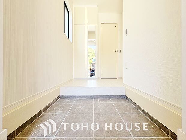 毎日みんなを見送り、そして迎え入れる場所だから。帰りたくなる家をテーマに設計した、自慢の玄関です。