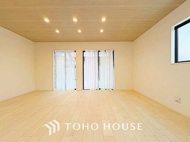 床をフローリングにすることで、お洒落かつ木目の温かみを感じる落ち着いた空間へと仕上げる事ができます。