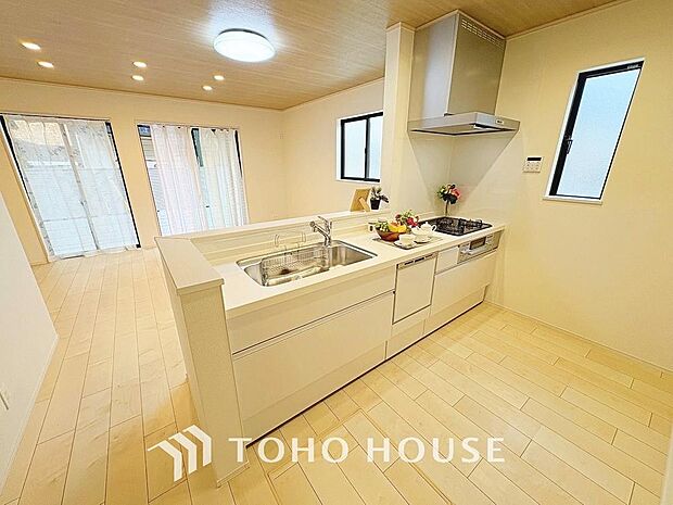 キッチンは、リビングで寛ぐ家族や小さなお子様を見守りながら料理が出来る対面式の温もり設計。