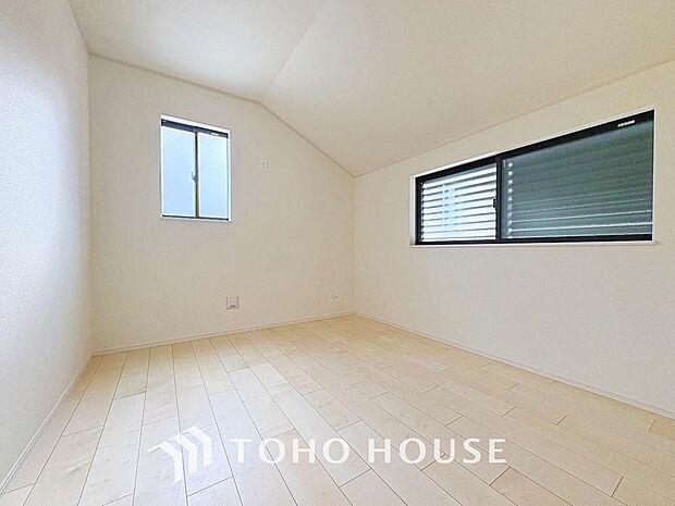 明るい色のフローリングと白いクロスが光を反射して更なる採光を生みます。