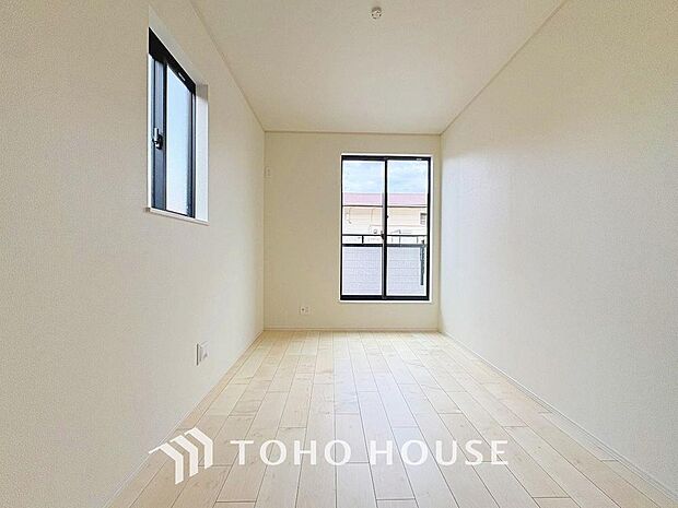 清潔感あるホワイトの壁紙。毎日の生活を少しでも快適に過ごして頂ける様、飽きのこない雰囲気が大切です。