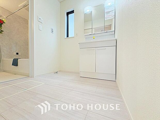 お家の中でも特にプライベートスペースとなる洗面所は、洗濯場所と浴室を同じ空間でまとめております。