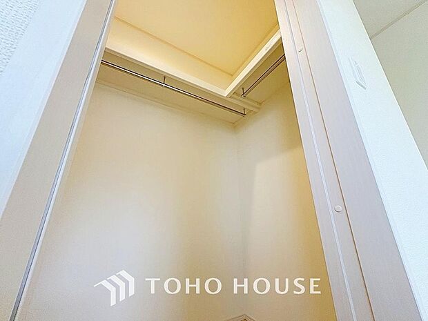 奥行きあるクローゼットを採用。衣装ケースや、掃除機といった物を収納できるような造りになっております。