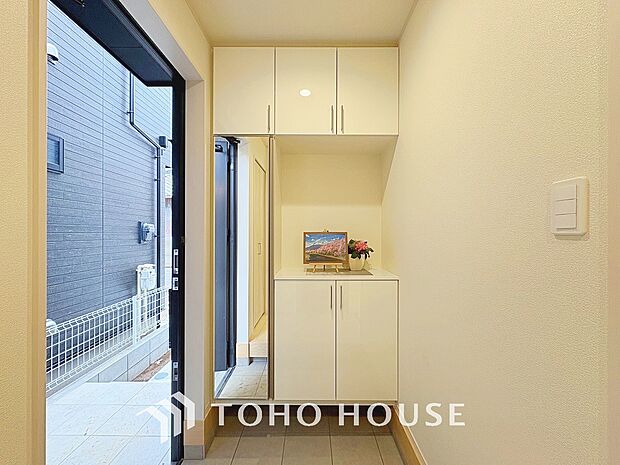 シューズボックスは限られた玄関スペースでも収納を取れる為、玄関内をすっきり片付けることができます。