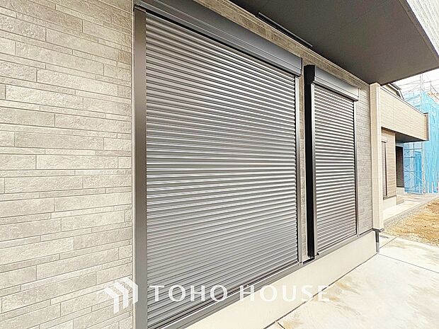 防犯機能のシャッターを完備しております。寒い冬でも中から開閉が可能ですのでラクラクな所も便利です。