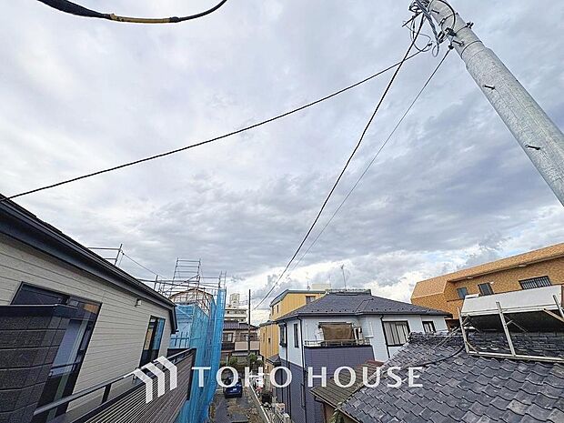 星空が地上に映りこむかのような夜景のきらめきまで、この街ならではの美しい風景の物語が室内に展開。