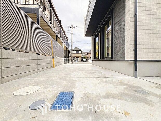 ゆったりとした駐車スペースを確保いたしましたので、大きめのお車でも駐車可能です。