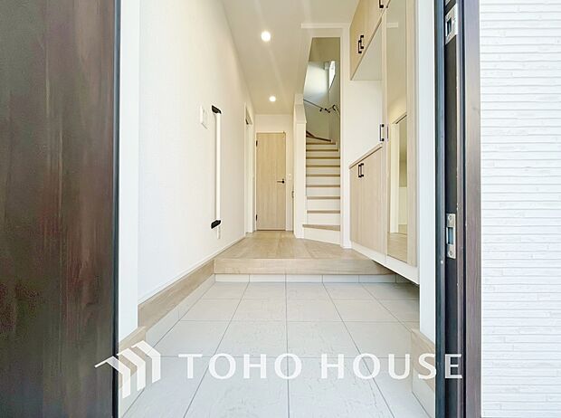 ゲストを招き、家族を迎える玄関は、ディスプレイや照明にこだわってみてはいかがでしょうか。