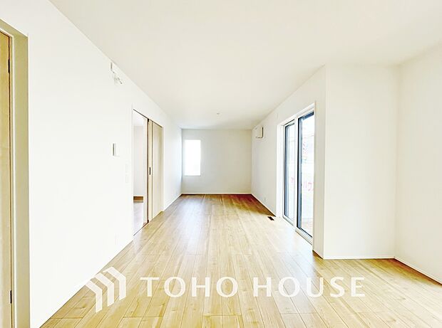 ご家族の集うリビングは明るいクロスとバルコニーから入る光で会話が弾む憩いの場。