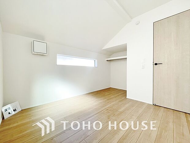 明るい色のフローリングと白いクロスが光を反射して更なる採光を生みます。