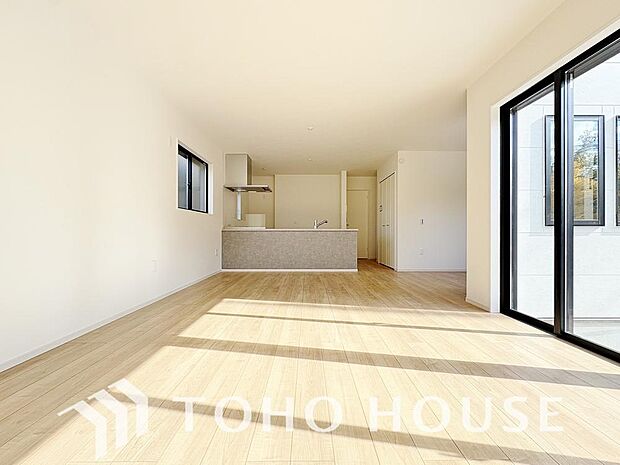 生活動線が確保されたリビングには陽光が降り注ぎ、自然とみんなが集まる空間へと仕上がっております。