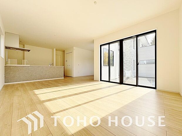 忙しい朝でも、しっかり家族が揃って食事をして頂けるゆとりある大きさのダイニングスペース。