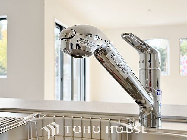 ワンタッチで浄水と原水と切り替えできる、見た目にもスマートな浄水器一体型の水栓。