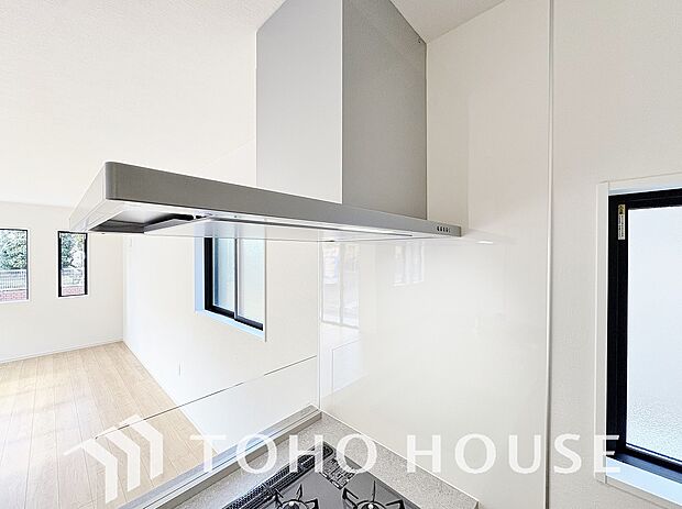 流行りのスリムタイプレンジフード。スタイリッシュな見た目はインテリアとしても高い人気がある型です。