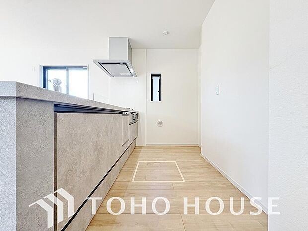 作業しやすいゆとりあるシステムキッチン。シンプルな配色で飽きずに使い続けることができます。