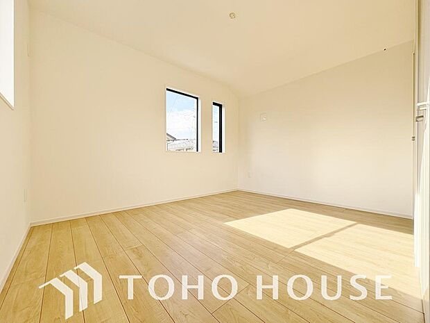 清潔感あるホワイトの壁紙と温もり溢れるカラーの床材が見事に調和した本邸宅。